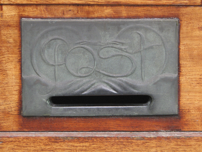 908472 Afbeelding van een liggende metalen brievenbus, in de voordeur van het pand Mr. Tripkade 50 te Utrecht, met de ...